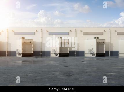 3D Rendering Lagerhaus außen mit Rolltüren und LKW-Parkplätze Stockfoto