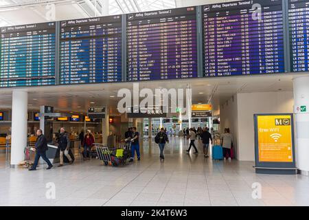 MÜNCHEN, DEUTSCHLAND - 29. SEPTEMBER 2022: Plakatwand für abfliegende Flüge in der Abflughalle des Flughafens München, Deutschland Stockfoto