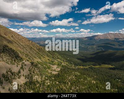 Luftaufnahme Des Waldes In Der Nähe Des Upper Mohawk Lake In Colorado Stockfoto