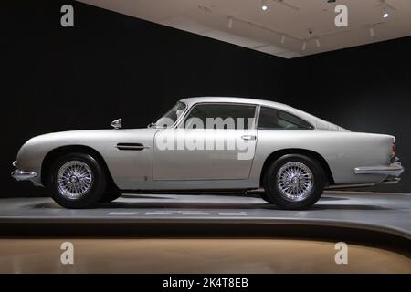 BILBAO, SPANIEN - 10. SEPTEMBER 2022: 1964 Aston Martin DB5 James Bond (Seitenansicht) Stockfoto