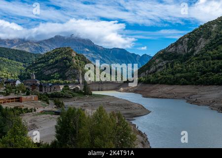 Kleines Dorf Lanuza am Stausee Lanuza, im Tena-Tal, in der Provinz Aragon, Spanien Stockfoto