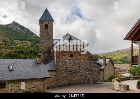 Kirche im kleinen Dorf Lanuza, in der Nähe von Sallent de Gallego, im Tena-Tal, in der Provinz Aragon, Spanien Stockfoto