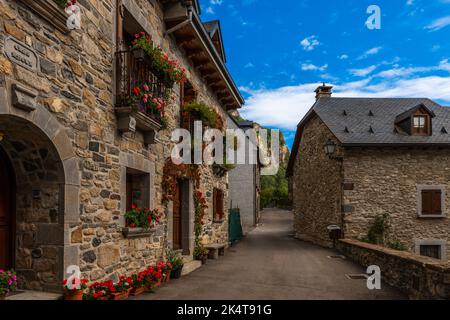 Kleines Dorf Lanuza am Stausee Lanuza, im Tena-Tal, in der Provinz Aragon, Spanien Stockfoto