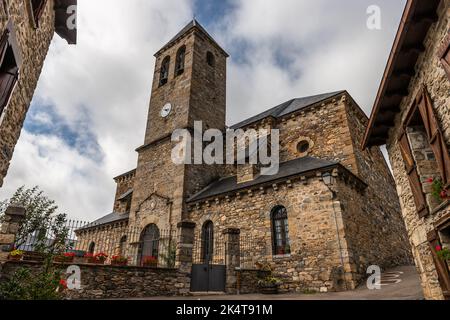 Kirche im kleinen Dorf Lanuza, in der Nähe von Sallent de Gallego, im Tena-Tal, in der Provinz Aragon, Spanien Stockfoto