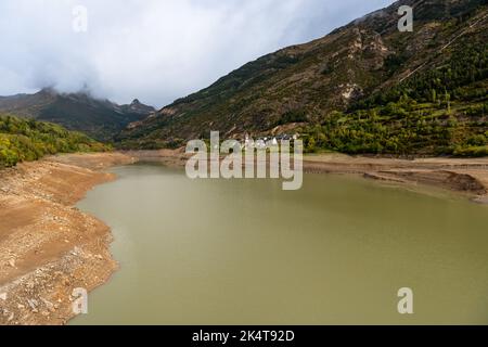 Kleines Dorf Lanuza am Stausee Lanuza, im Tena-Tal, in der Provinz Aragon, Spanien Stockfoto