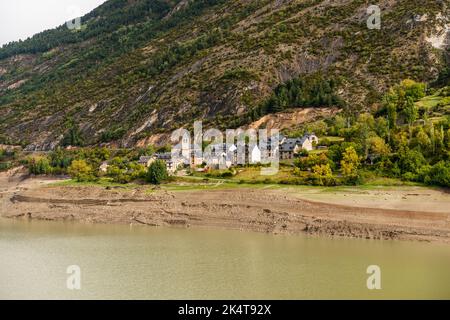 Kleines Dorf Lanuza am Stausee Lanuza, im Tena-Tal, in der Provinz Aragon, Spanien Stockfoto