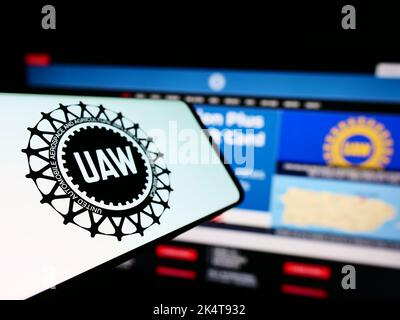 Smartphone mit Logo der amerikanischen Gewerkschaft United Auto Workers (UAW) auf dem Bildschirm vor der Website. Konzentrieren Sie sich auf die linke Seite des Telefondisplays. Stockfoto