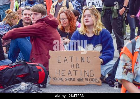 London, Großbritannien. 3.. Oktober 2022. Stoppen Sie einfach die Öldemonstranten vor der Downing Street. Der Protest ist Teil einer Reihe von Demonstrationen, die täglich in Westminster stattfinden, wobei die Klimaschutzgruppe ein Ende der fossilen Brennstoffe und einen Wechsel zu erneuerbaren Energien fordert. Kredit: Vuk Valcic/Alamy Live Nachrichten Stockfoto