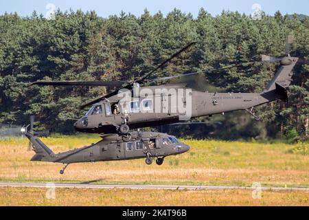 US Army Sikorsky UH-60 Black Hawk-Hubschrauber fliegen am 22. Juni 2018 von einem Flugstützpunkt in den Niederlanden ab Stockfoto