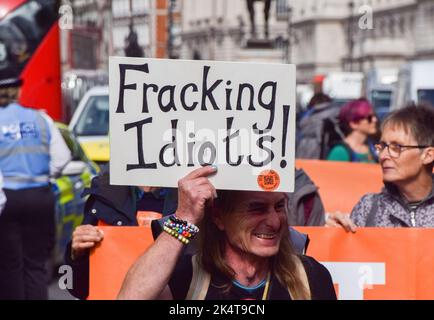 London, Großbritannien. 3.. Oktober 2022. Stoppen Sie einfach den Protestmarsch der Öldemonstranten in Whitehall. Der Protest ist Teil einer Reihe von Demonstrationen, die täglich in Westminster stattfinden, wobei die Klimaschutzgruppe ein Ende der fossilen Brennstoffe und einen Wechsel zu erneuerbaren Energien fordert. Kredit: Vuk Valcic/Alamy Live Nachrichten Stockfoto