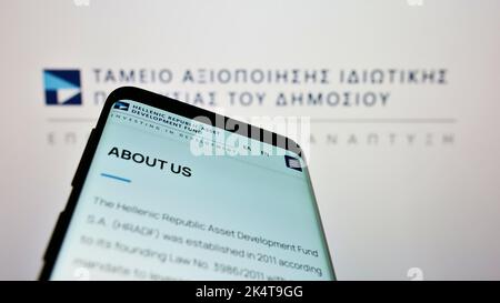 Mobiltelefon mit Webseite des Hellenic Republic Asset Development Fund (HRADF) auf dem Bildschirm vor dem Logo. Konzentrieren Sie sich auf die obere linke Seite des Telefondisplays. Stockfoto