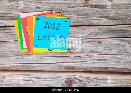 Jahr 2022 Life Lessons and Learnings Konzept. Haftnotizen auf blauem Hintergrund. Stockfoto