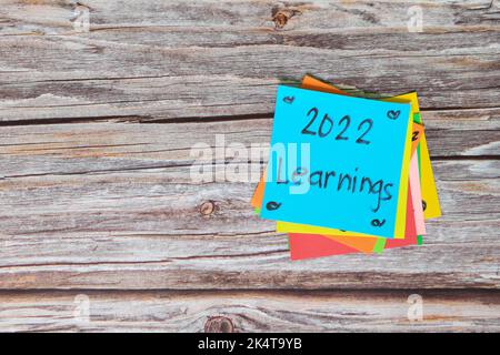 Jahr 2022 Life Lessons and Learnings Konzept. Haftnotizen auf blauem Hintergrund. Stockfoto