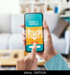 Frau, die online Lebensmittel aus Restaurants bestellt, Fast Food und Home Delivery Konzept, POV-Aufnahme Stockfoto