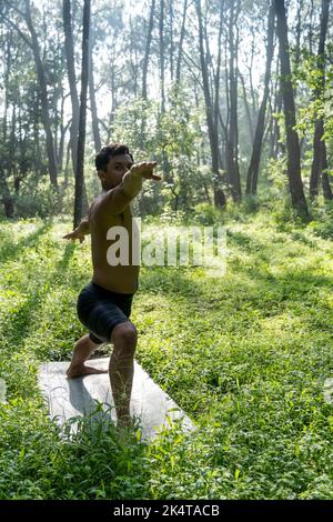 mexikanischer Mann beim Yoga und Stretching im Wald, mexiko Stockfoto