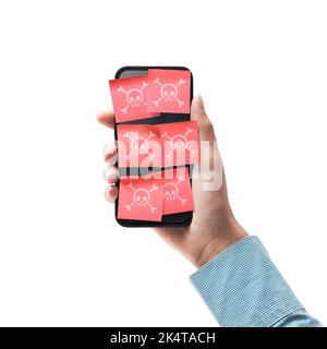 Hand hält ein Smartphone mit Viren und Malware infiziert, Cybersecurity-Konzept auf weißem Hintergrund isoliert Stockfoto