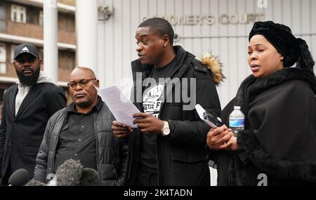 Chris Kabas Cousin Jefferson Bosela liest eine Erklärung vor dem Coroner's Court im inneren Süden Londons, zusammen mit Chris' Onkel Kiyika Nkama Nkamu (links), Vater Prosper Kaba (zweite links) und Mutter Helen Lumuanganu nach der Untersuchung seines Todes. Bilddatum: Dienstag, 4. Oktober 2022. Stockfoto