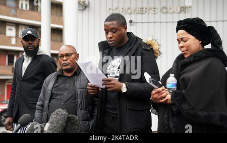 Chris Kabas Cousin Jefferson Bosela liest eine Erklärung vor dem Coroner's Court im inneren Süden Londons, zusammen mit Chris' Onkel Kiyika Nkama Nkamu (links), Vater Prosper Kaba (zweite links) und Mutter Helen Lumuanganu nach der Untersuchung seines Todes. Bilddatum: Dienstag, 4. Oktober 2022. Stockfoto