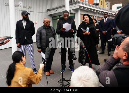 Chris Kabas Cousin Jefferson Bosela liest eine Erklärung vor dem Coroner's Court im inneren Süden Londons, zusammen mit Chris' Onkel Kiyika Nkama Nkamu (links), Vater Prosper Kaba (zweite links) und Mutter Helen Lumuanganu nach der Untersuchung seines Todes. Bilddatum: Dienstag, 4. Oktober 2022. Stockfoto