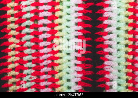 Gestrickter Hintergrund aus farbigen Fäden aus nächster Nähe. Selbstgemachte Handarbeit Stockfoto