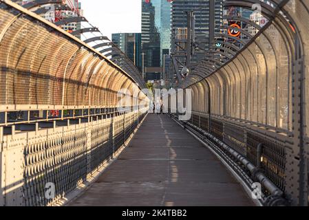 Menschen, die über die Sydney Harbour Bridge auf dem Fußgängerweg laufen Stockfoto