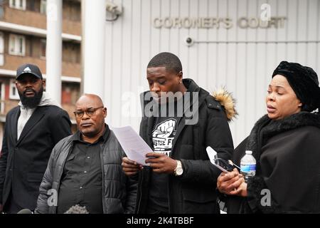 Chris Kabas Cousin Jefferson Bosela liest eine Erklärung vor dem Coroner's Court im inneren Süden Londons, zusammen mit Chris' Onkel Kiyika Nkama Nkamu (links), Vater Prosper Kaba (zweite links) und Mutter Helen Lumuanganu nach der Untersuchung seines Todes. Bilddatum: Dienstag, 4. Oktober 2022. Stockfoto