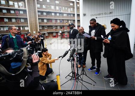 Chris Kabas Cousin Jefferson Bosela liest eine Erklärung vor dem Coroner's Court im inneren Süden Londons, zusammen mit Chris' Onkel Kiyika Nkama Nkamu (links), Vater Prosper Kaba (zweite links) und Mutter Helen Lumuanganu nach der Untersuchung seines Todes. Bilddatum: Dienstag, 4. Oktober 2022. Stockfoto