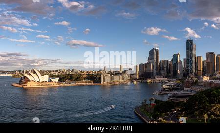 Das Sydney Opera House am Bennelong Point mit den Wolkenkratzern am Circular Quay an einem sonnigen Nachmittag Stockfoto