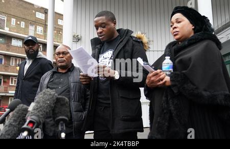 Chris Kabas Cousin Jefferson Bosela liest eine Erklärung vor dem Coroner's Court im inneren Süden Londons, zusammen mit Chris' Onkel Kiyika Nkama Nkamu (links), Vater Prosper Kaba (zweite links) und Mutter Helen Lumuanganu nach der Untersuchung seines Todes. Bilddatum: Dienstag, 4. Oktober 2022. Stockfoto