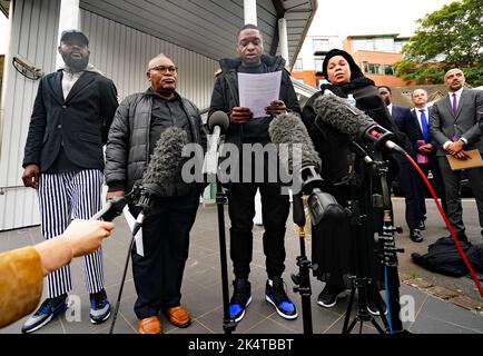 Chris Kabas Cousin Jefferson Bosela liest eine Erklärung vor dem Coroner's Court im inneren Süden Londons, zusammen mit Chris' Onkel Kiyika Nkama Nkamu (links), Vater Prosper Kaba (zweite links) und Mutter Helen Lumuanganu nach der Untersuchung seines Todes. Bilddatum: Dienstag, 4. Oktober 2022. Stockfoto