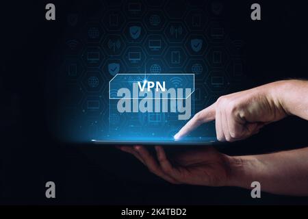 Virtual Private Network oder VPN. Person, die das Tablet mit den Symbolen Hologramm hält Stockfoto