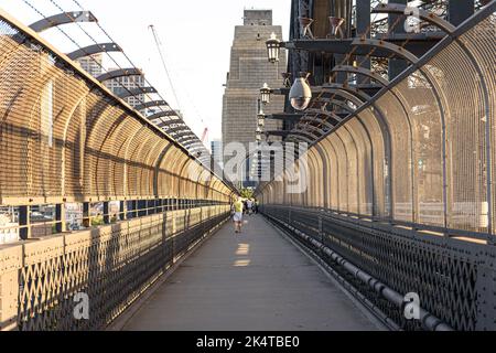 Menschen, die über die Sydney Harbour Bridge auf dem Fußgängerweg laufen Stockfoto