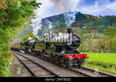 Llangollen Steam and Stars Gala 2009. Der Motor Stadt Truro. Ex GWR 4-4-0 Nr. 3440. Gebaut 1903 doppelköpfig mit einer Stanier Black 5 Lok Nr. 44801 Stockfoto