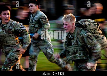 Fort Hood, Texas, USA. 14. September 2022. Die Troopers, die der 1. Cavalry Division zugewiesen wurden, laufen während eines Ruck march Staffelwettbewerbs auf Fort Hood, Texas, am 14. September 2022. Dieser Wettbewerb war Teil der Geburtstagsfeier der Kavallerieabteilung 1. 101.. Kredit: U.S. Army/ZUMA Press Wire Service/ZUMAPRESS.com/Alamy Live Nachrichten Stockfoto