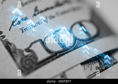 Das Konzept des wirtschaftlichen und finanziellen Wachstums. Pfeile nach oben auf dem Hintergrund von hundert Dollar-Scheinen von Amerika. Stockfoto