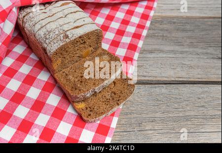 Brot mit getrockneten Früchten auf einer Tischdecke. Stockfoto