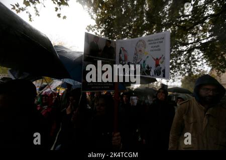 Demonstranten nehmen an einer Solidaritätsdemonstration der kurdischen Iranerin Mahsa Amini anlässlich eines Protestes am 2. Oktober 2022 auf dem Place de la Republique in Paris nach ihrem Tod im Iran Teil. Amini, 22, starb am 16. September 2022 in Haft, drei Tage nach ihrer Verhaftung durch die berüchtigte Moralpolizei in Teheran, weil sie angeblich gegen die strenge Kleiderordnung der islamischen republik für Frauen verstoßen hatte. Foto von Farzaneh Khademian/ABACAPRESS.COM Stockfoto