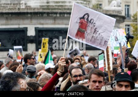 Demonstranten nehmen an einer Solidaritätsdemonstration der kurdischen Iranerin Mahsa Amini anlässlich eines Protestes am 2. Oktober 2022 auf dem Place de la Republique in Paris nach ihrem Tod im Iran Teil. Amini, 22, starb am 16. September 2022 in Haft, drei Tage nach ihrer Verhaftung durch die berüchtigte Moralpolizei in Teheran, weil sie angeblich gegen die strenge Kleiderordnung der islamischen republik für Frauen verstoßen hatte. Foto von Farzaneh Khademian/ABACAPRESS.COM Stockfoto