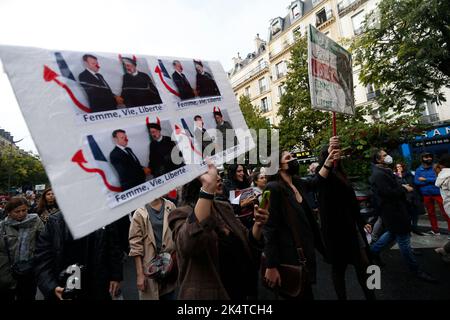 Demonstranten nehmen an einer Solidaritätsdemonstration der kurdischen Iranerin Mahsa Amini anlässlich eines Protestes am 2. Oktober 2022 auf dem Place de la Republique in Paris nach ihrem Tod im Iran Teil. Amini, 22, starb am 16. September 2022 in Haft, drei Tage nach ihrer Verhaftung durch die berüchtigte Moralpolizei in Teheran, weil sie angeblich gegen die strenge Kleiderordnung der islamischen republik für Frauen verstoßen hatte. Foto von Farzaneh Khademian/ABACAPRESS.COM Stockfoto