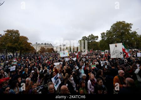 Demonstranten nehmen an einer Solidaritätsdemonstration der kurdischen Iranerin Mahsa Amini anlässlich eines Protestes am 2. Oktober 2022 auf dem Place de la Republique in Paris nach ihrem Tod im Iran Teil. Amini, 22, starb am 16. September 2022 in Haft, drei Tage nach ihrer Verhaftung durch die berüchtigte Moralpolizei in Teheran, weil sie angeblich gegen die strenge Kleiderordnung der islamischen republik für Frauen verstoßen hatte. Foto von Farzaneh Khademian/ABACAPRESS.COM Stockfoto