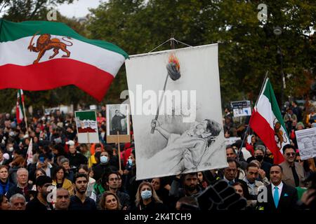 Demonstranten nehmen an einer Solidaritätsdemonstration der kurdischen Iranerin Mahsa Amini anlässlich eines Protestes am 2. Oktober 2022 auf dem Place de la Republique in Paris nach ihrem Tod im Iran Teil. Amini, 22, starb am 16. September 2022 in Haft, drei Tage nach ihrer Verhaftung durch die berüchtigte Moralpolizei in Teheran, weil sie angeblich gegen die strenge Kleiderordnung der islamischen republik für Frauen verstoßen hatte. Foto von Farzaneh Khademian/ABACAPRESS.COM Stockfoto