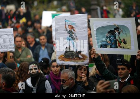 Demonstranten nehmen an einer Solidaritätsdemonstration der kurdischen Iranerin Mahsa Amini anlässlich eines Protestes am 2. Oktober 2022 auf dem Place de la Republique in Paris nach ihrem Tod im Iran Teil. Amini, 22, starb am 16. September 2022 in Haft, drei Tage nach ihrer Verhaftung durch die berüchtigte Moralpolizei in Teheran, weil sie angeblich gegen die strenge Kleiderordnung der islamischen republik für Frauen verstoßen hatte. Foto von Farzaneh Khademian/ABACAPRESS.COM Stockfoto