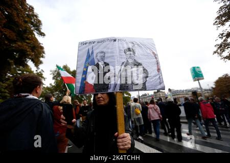 Demonstranten nehmen an einer Solidaritätsdemonstration der kurdischen Iranerin Mahsa Amini anlässlich eines Protestes am 2. Oktober 2022 auf dem Place de la Republique in Paris nach ihrem Tod im Iran Teil. Amini, 22, starb am 16. September 2022 in Haft, drei Tage nach ihrer Verhaftung durch die berüchtigte Moralpolizei in Teheran, weil sie angeblich gegen die strenge Kleiderordnung der islamischen republik für Frauen verstoßen hatte. Foto von Farzaneh Khademian/ABACAPRESS.COM Stockfoto