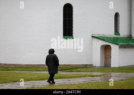 Tula, Russland - 24. September 2022: Eine Nonne in schwarzen Kleidern geht in der Nähe des Tempels. Hochwertige Fotos Stockfoto