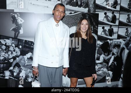 Paris, Frankreich. 04. Oktober 2022. Stromae und Coralie Barbier nahmen an der Chanel Womenswear Frühjahr/Sommer 2023 im Rahmen der Paris Fashion Week am 04. Oktober 2022 in Paris, Frankreich, Teil. Foto von Jerome Domine/ABACAPRESS.COM Quelle: Abaca Press/Alamy Live News Stockfoto