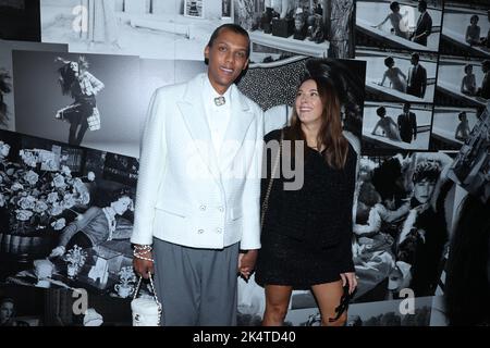 Paris, Frankreich. 04. Oktober 2022. Stromae und Coralie Barbier nahmen an der Chanel Womenswear Frühjahr/Sommer 2023 im Rahmen der Paris Fashion Week am 04. Oktober 2022 in Paris, Frankreich, Teil. Foto von Jerome Domine/ABACAPRESS.COM Quelle: Abaca Press/Alamy Live News Stockfoto