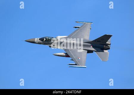 Royal Netherlands Air Force F-16 Kampfjet im Flug auf dem Luftwaffenstützpunkt Leeuwarden. Niederlande - 19. April 2018 Stockfoto