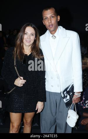 Paris, Frankreich. 04. Oktober 2022. Stromae und Coralie Barbier nahmen an der Chanel Womenswear Frühjahr/Sommer 2023 im Rahmen der Paris Fashion Week am 04. Oktober 2022 in Paris, Frankreich, Teil. Foto von Jerome Domine/ABACAPRESS.COM Quelle: Abaca Press/Alamy Live News Stockfoto