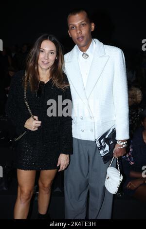 Paris, Frankreich. 04. Oktober 2022. Stromae und Coralie Barbier nahmen an der Chanel Womenswear Frühjahr/Sommer 2023 im Rahmen der Paris Fashion Week am 04. Oktober 2022 in Paris, Frankreich, Teil. Foto von Jerome Domine/ABACAPRESS.COM Quelle: Abaca Press/Alamy Live News Stockfoto