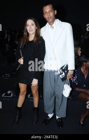 Paris, Frankreich. 04. Oktober 2022. Stromae und Coralie Barbier nahmen an der Chanel Womenswear Frühjahr/Sommer 2023 im Rahmen der Paris Fashion Week am 04. Oktober 2022 in Paris, Frankreich, Teil. Foto von Jerome Domine/ABACAPRESS.COM Quelle: Abaca Press/Alamy Live News Stockfoto